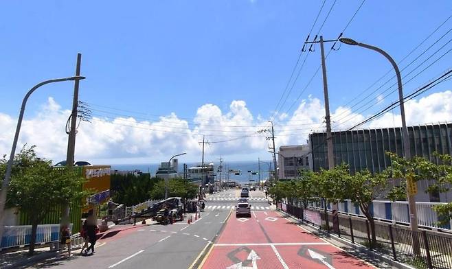 청사포 전신주와 전선 모습 [해운대구 제공. 재판매 및 DB 금지]