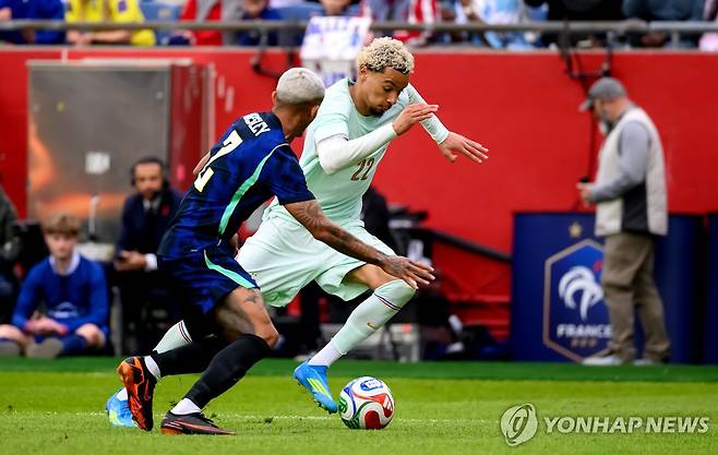 프랑스 에키티케가 돌파를 시도하고 있다. [EPA=연합뉴스]