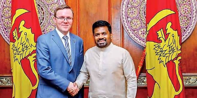 마르샤빈 러시아 에너지 차관과 디사나야케 스리랑카 대통령(右) [데일리FT 캡처. 재판매 및 DB 금지]