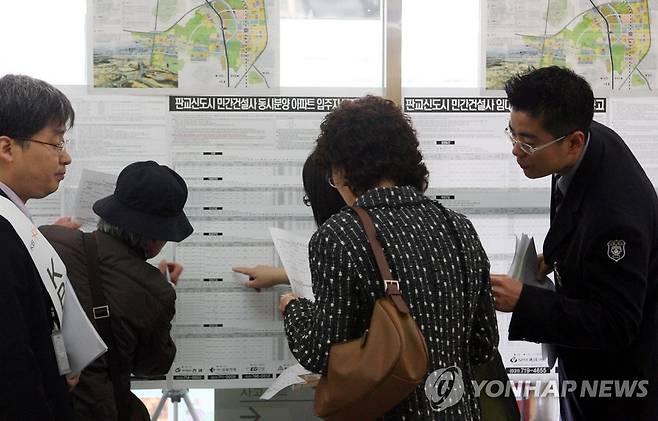 2006년 6월 판교신도시 민간분양 서울지역 1순위 청약 모습. [연합뉴스 자료사진]