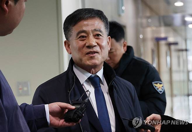 '뇌물수수 의혹' 정성주 김제시장 경찰 조사 (전주=연합뉴스) 나보배 기자 = 뇌물수수 의혹을 받는 정성주 전북 김제시장이 조사를 받기 위해 16일 전북경찰청에 출석하고 있다. 정 시장은 취재진에게 "진실은 곧 밝혀지리라 생각한다"며 "조사에 성실히 응답하겠다"고 말했다. 2025.12.16 warm@yna.co.kr