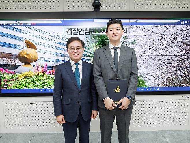 서울 강서구, '갑질안심변호사' 위촉 진교훈 서울 강서구청장(왼쪽)이 27일 구청에서 열린 '갑질안심변호사 위촉식'에서 신준선 변호사를 위촉하고 기념촬영을 하고 있다. [서울 강서구 제공. 재판매 및 DB 금지]