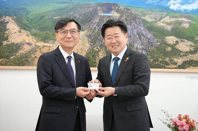 오영훈 제주지사로부터 명예도민증 받는 임기모 전 제주도 국제관계대사(왼쪽) [제주도 제공.재판매 및 DB 금지]