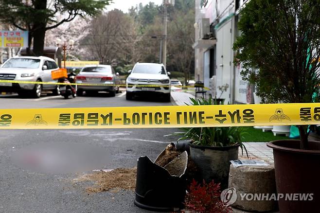 창원 성산구 아파트 칼부림 현장 (창원=연합뉴스) 박영민 기자 = 27일 오전 11시 36분께 창원시 성산구 한 아파트 인근 주차장에서 칼부림이 발생해 20대 여성이 심정지 상태로 이송되고 30대 남성이 크게 다쳐 이송됐다. 사진은 사건 현장. 2026.3.27 ymp@yna.co.kr