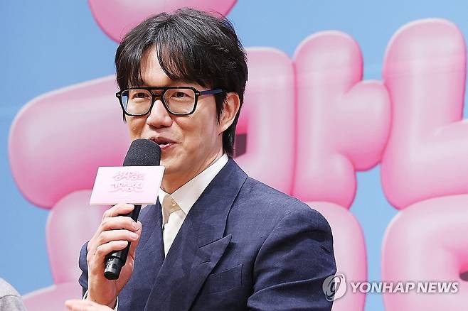 인사말하는 성시경 (서울=연합뉴스) 강민지 기자 = 가수 성시경이 27일 서울 영등포구 KBS아트홀에서 열린 KBS '더 시즌즈-성시경의 고막남친' 제작발표회에서 인사말을 하고 있다.  2026.3.27 mjkang@yna.co.kr