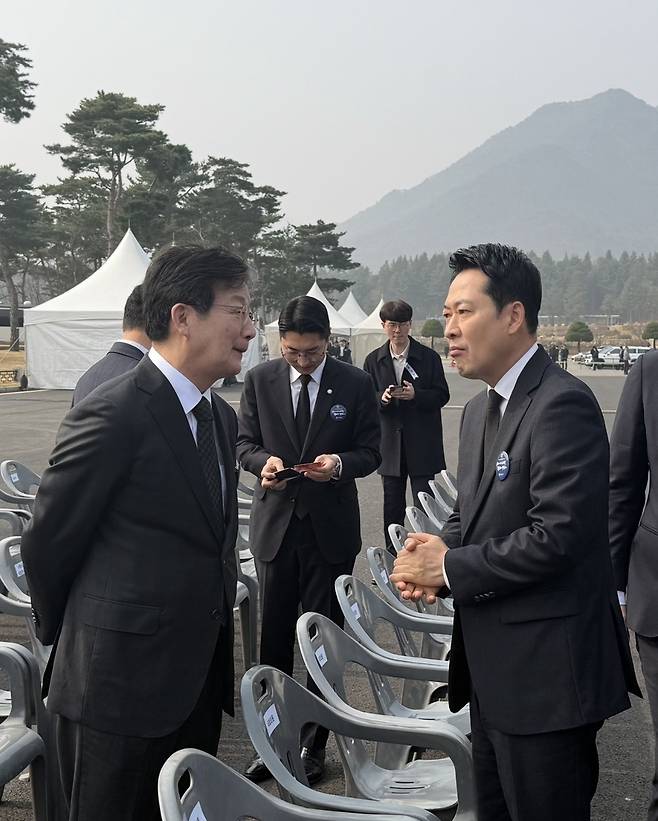 서해수호의날 기념식에서 조우한 장동혁 대표와 유승민 전 의원 (서울=연합뉴스) 27일 국립대전현충원에서 열린 서해수호의날 기념식 이후 국민의힘 장동혁 대표가 유승민 전 의원과 조우해 대화하고 있다. 2026.3.27. [독자 제공]