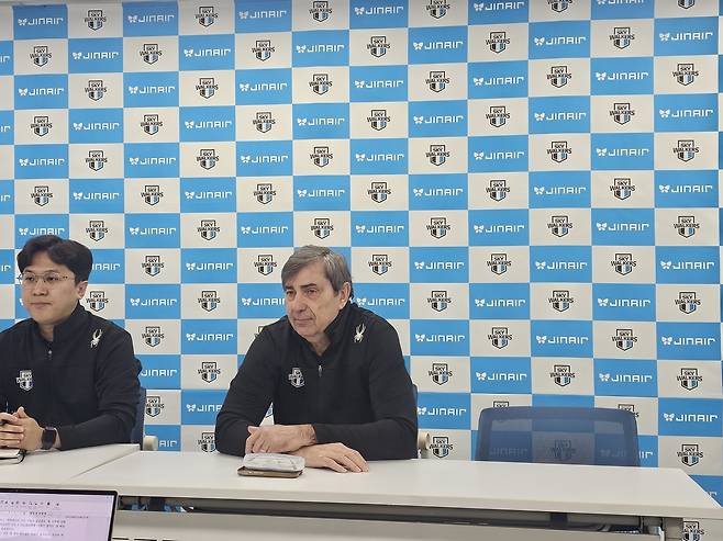 필립 블랑 현대캐피탈 감독 (천안=연합뉴스) 김동한 기자 = 27일 충청남도 천안 유관체육관에서 열리는 진에어 2025-2026 V리그 남자부 플레이오프(PO)를 앞두고 필립 블랑 현대캐피탈 감독이 인터뷰하고 있다. 2026.3.27 moved@yna.co.kr