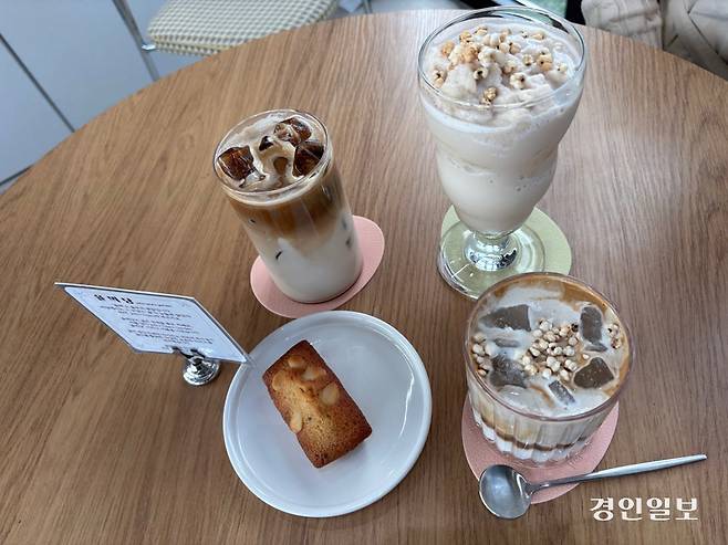 상단 왼쪽부터 율무라떼, 율무쉐이크, 율무 휘낭시에, 율무콩크림커피. /신현정기자 god@kyeongin.com