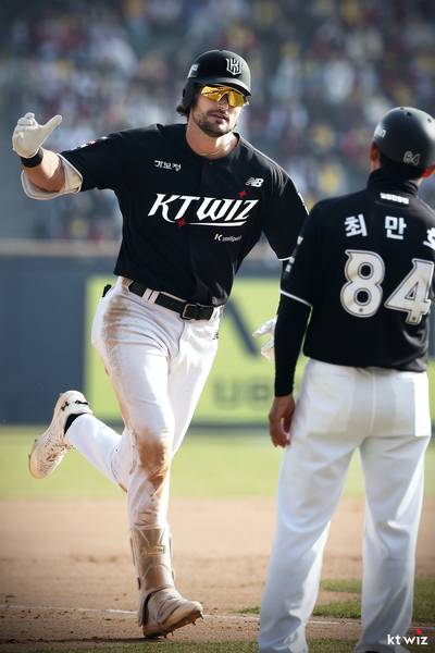 28일 서울 잠실구장에서 열린 2026 신한 SOL 뱅크 KBO리그 LG 트윈스와의 원정 경기서 KT위즈 힐리어드가 투런포를 친 뒤 베이스를 돌고 있다. 사진=KT위즈