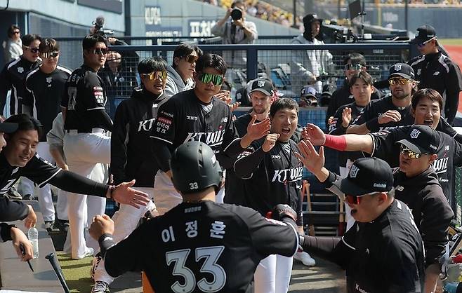 프로야구 정규시즌 개막일인 28일 서울 잠실야구장에서 열린 kt 위즈와 LG 트윈스의 경기. 1회초 2사 1,2루 kt 한승택 1타점 적시타 상황에서 kt 선수들이 더그아웃으로 들어온 2루 주자 이정훈을 축하해주고 있다. 사진=연합뉴스