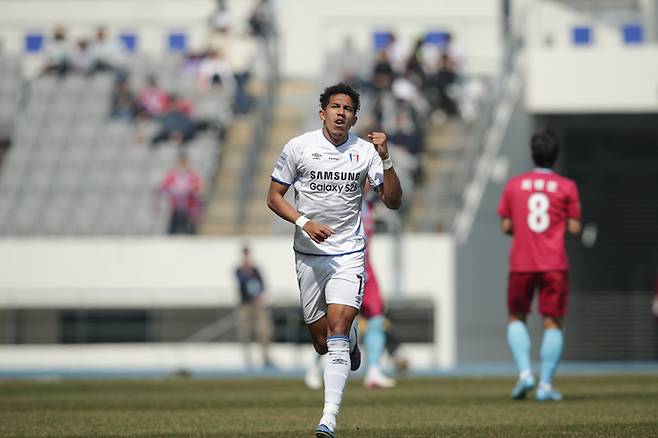 28일 용인 미르스타디움에서 열린 하나은행 K리그2 5라운드 경기서 수원 삼성 페신이 용인FC를 상대로 결승골을 터트린후 주먹을 불끈 쥐는 세리머니를 하고 있다. 사진=한국프로축구연맹