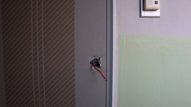 28일 경남 창원시 성산구 상남동 한 아파트 모습. 전날 20대 여성을 흉기로 찌른 것으로 추정되는 30대 남성이 사는 집으로, 경찰이 현관문을 강제 개방한 흔적이 보인다. 최환석 기자