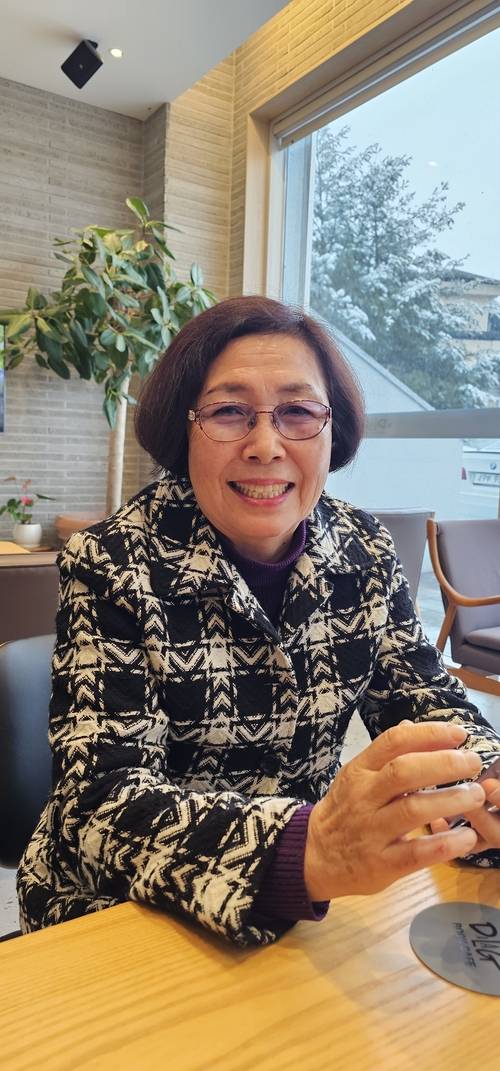 성주읍 경산3리 정옥자 이장(70)이 이장생활의 즐거움을 이야기 하고 있다. <석현철 기자>