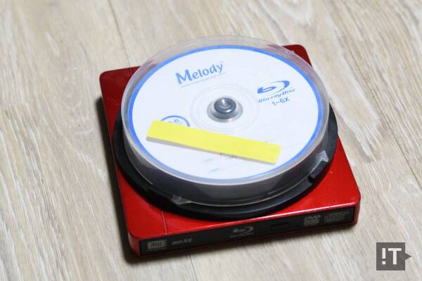 미디어 수명은 10년 이상도 거뜬하지만, 드라이브 없이는 읽을 수 없다. / 권용만 기자