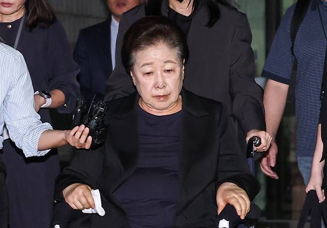 한학자 통일교 총재가 지난해 9월 22일 오후 서울 서초구 서울중앙지방법원에서 열린 영장실질심사(구속 전 피의자 심문)을 마친 뒤 법정을 나서고 있다. 사진=뉴시스