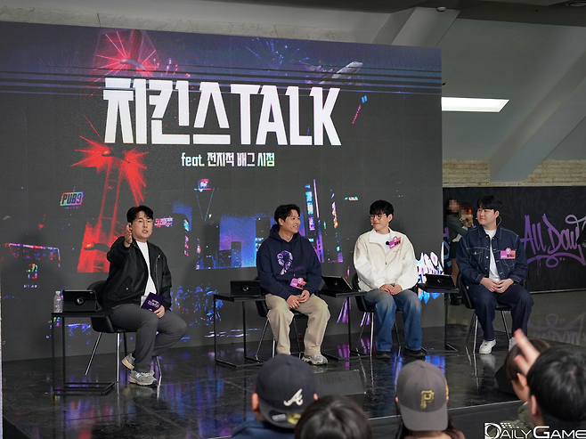 김태현 디렉터가 팬들의 질문에 답하는 시간도 마련됐다.