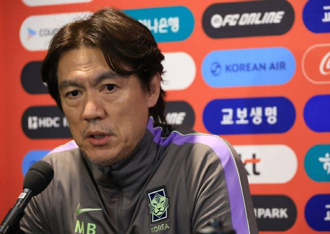 코트디부아르전을 하루 앞둔 한국 축구 국가대표팀의 홍명보 감독이 27일(현지시간) 영국 밀턴킨스 스타디움 MK에서 공식 기자회견을 하고 있다. 사진=연합뉴스