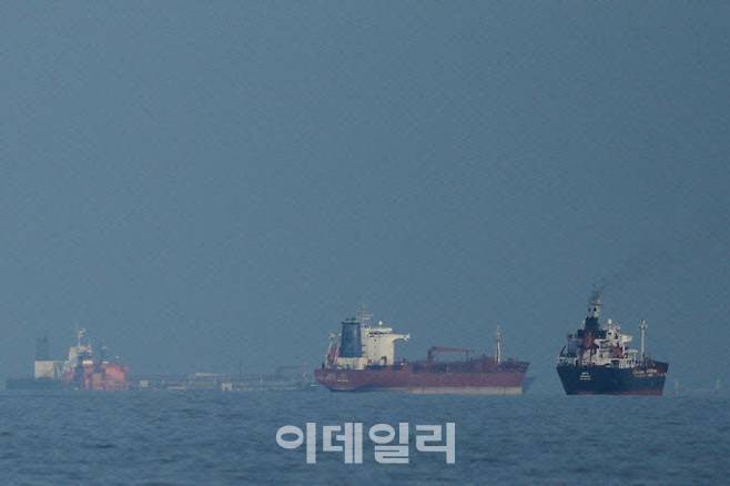 아랍에미리트 미나 알 파예르에서 바라본 호르무즈 해협에 유조선과 화물선이 줄지어 서 있다. 사진은 기사와 무관 (사진=뉴시스·AP)