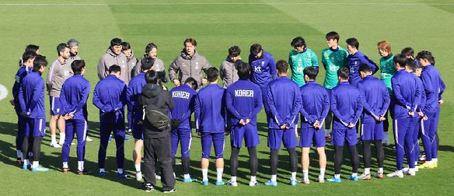 코트디부아르전을 앞둔 한국 축구 국가대표팀의 홍명보 감독이 26일(현지시간) 영국 런던 북서쪽 밀턴킨스 MK돈스 훈련장에서 본격적인 팀 훈련에 앞서 선수들을 지도하고 있다. 사진=연합뉴스