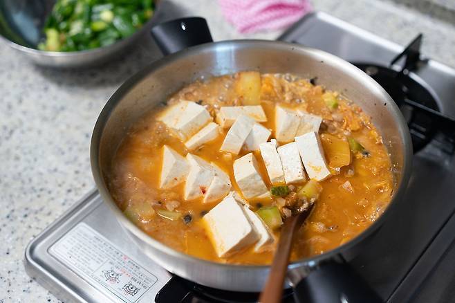 된장찌개는 짜지 않게 만드는 것이 중요하다. 두부를 많이 넣으면 단백질이 늘어난다. 사진=클립아트코리아