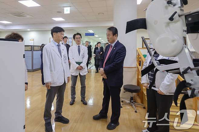 권오을 국가보훈부 장관이 오후 제주지역 보훈현장 소통 행보를 위해 보훈 위탁병원인 제주대학교병원을 현장방문해시설을 둘러보고 있다. (국가보훈부 제공. 재판매 및 DB 금지) 2026.3.12 ⓒ 뉴스1