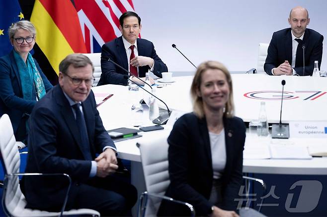 27일(현지시간) 프랑스 파리 근교 세르네라빌에서 열린 주요 7개국(G7) 외무장관 및 파트너국 회의에서 마코 루비오 미국 국무장관(오른쪽에서 세번째)과 카야 칼라스 유럽연합(EU) 외교안보 고위대표(오른쪽에서 두번째) 등이 기념촬영을 하고 있다. 2026.03.27 ⓒ AFP=뉴스1