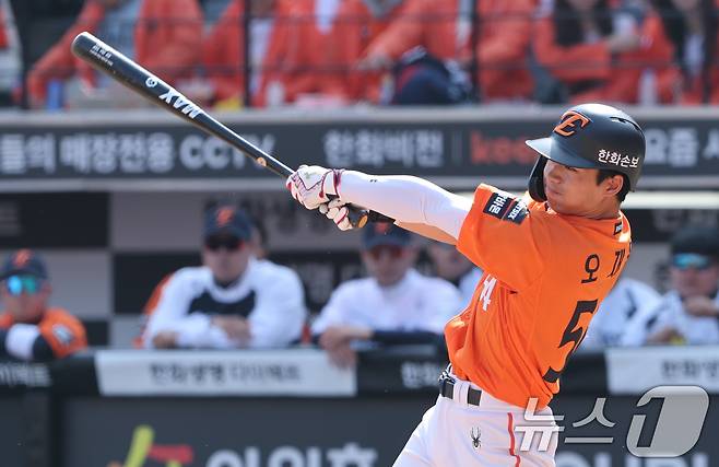 28일 대전 한화생명볼파크에서 열린 2026 신한 SOL뱅크 KBO 리그 키움 히어로즈와 한화 이글스 정규시즌 개막전에서 3회말 1사 한화 오재원이 첫 안타를 치고 있다. 2026.3.28 ⓒ 뉴스1 김기태 기자