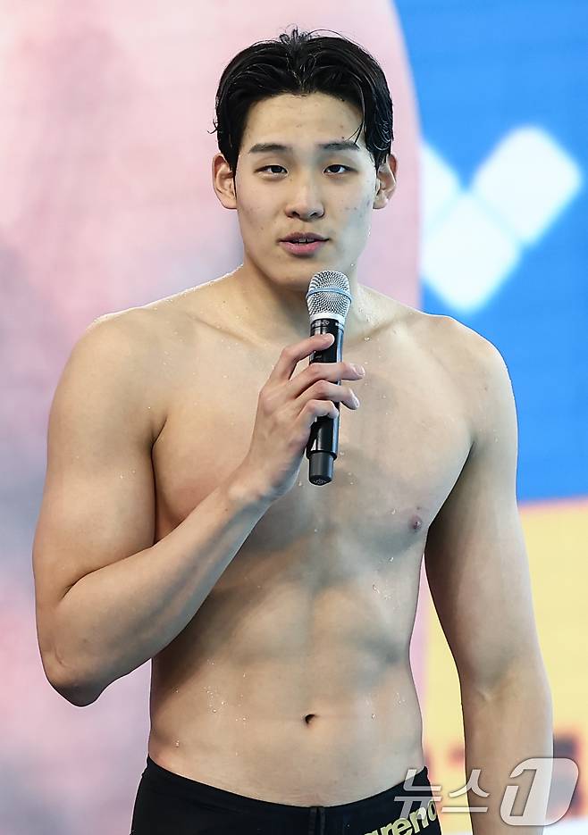 강원도청 김영범이 28일 오후 경북 김천실내수영장에서 열린 2026 KB금융 코리아 스위밍 챔피언십 경영 국가대표 선발대회 남자 자유형 50ｍ 결승에서 우승한 뒤 소회를 밝히고 있다. 2026.3.28 ⓒ 뉴스1 김민지 기자