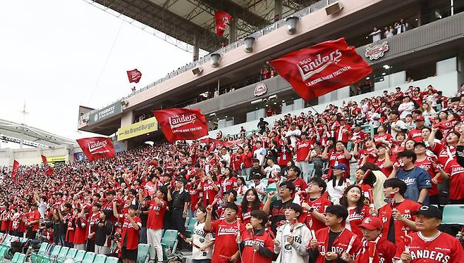 SSG가 28일 인천SSG랜더스필드에서 열리는 2026 KBO리그 KIA와 개막전에서 만원 관중을 달성했다. 사진 | SSG 랜더스