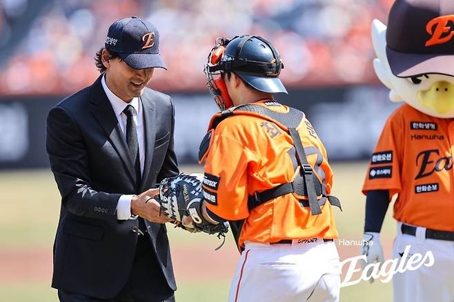 박찬호가 최재훈에게 공을 건네받고 있다. 사진 | 한화 이글스