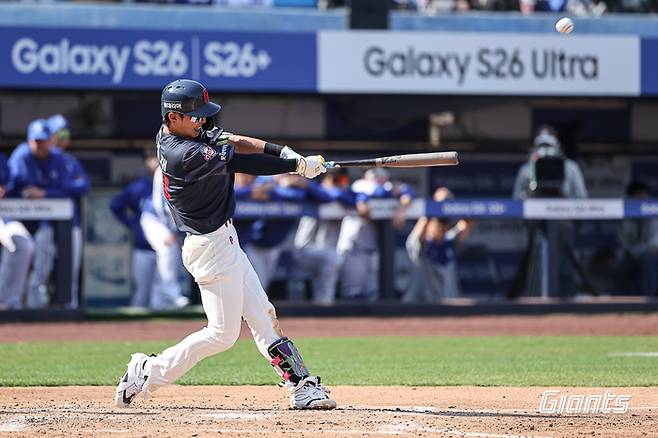 롯데 전민재가 28일 대구삼성라이온즈파크에서 열린 2026 KBO리그 정규시즌 개막전 삼성과 경기에서 좌익수 희생플라이를 치고 있다. 사진 | 롯데 자이언츠