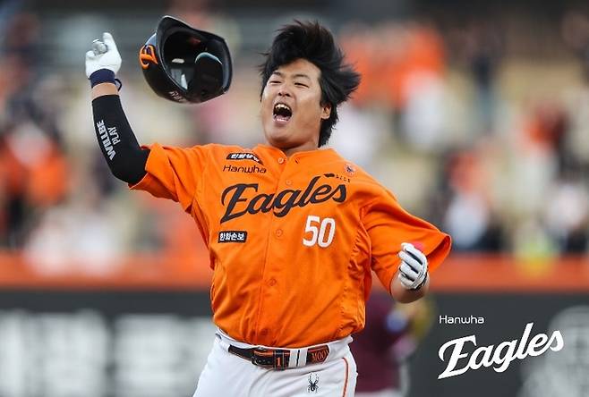 강백호가 끝내기를 친 뒤 기뻐하고 있다. 사진 | 한화 이글스