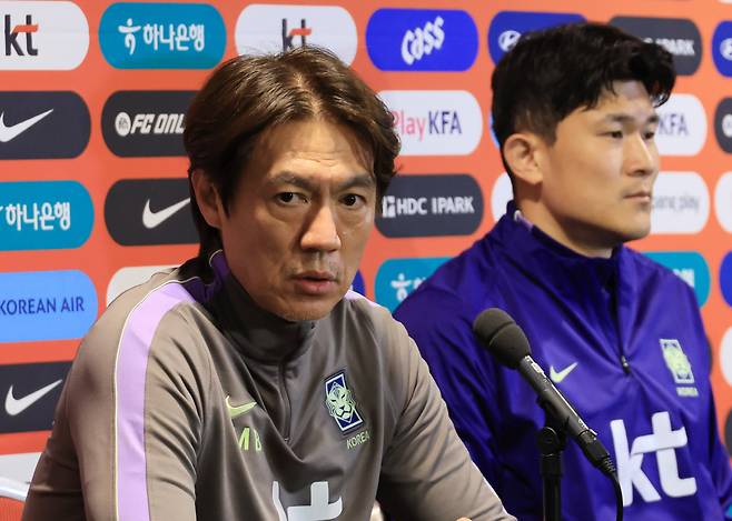 공식 기자회견 하는 홍명보 감독

    (밀턴킨스[영국]=연합뉴스) 최재구 기자 = 코트디부아르전을 하루 앞둔 한국 축구 국가대표팀의 홍명보 감독이 27일(현지시간) 영국 밀턴킨스 스타디움 MK에서 공식 기자회견을 하고 있다.   2026.3.28

    jjaeck9@yna.co.kr

(끝)





<저작권자(c) 연합뉴스, 무단 전재-재배포, AI 학습 및 활용 금지>