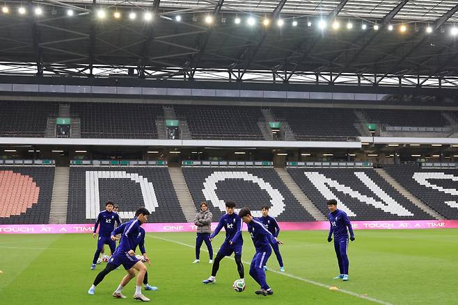 훈련 지켜보는 홍명보 감독

    (밀턴킨스[영국]=연합뉴스) 최재구 기자 = 코트디부아르전을 하루 앞둔 한국 축구 국가대표팀의 홍명보 감독이 27일(현지시간) 영국 밀턴킨스 스타디움 MK에서 선수들의 훈련을 지켜보고 있다. 2026.3.28

    jjaeck9@yna.co.kr

(끝)





<저작권자(c) 연합뉴스, 무단 전재-재배포, AI 학습 및 활용 금지>