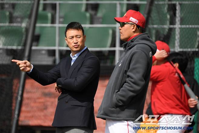김재현 단장과 이숭용 감독은 시즌 개막을 앞두고 그라운드에 나와 진지한 대화를 나눴다.
