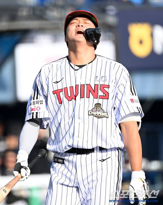 28일 잠실야구장에서 열린 KT와 LG의 개막전. 7회말 2사 1,2루 대타 LG 이재원이 KT 스기모토에 삼진을 당한 뒤 아쉬워하고 있다. 잠실=허상욱 기자wook@sportschosun.com/2026.03.28/