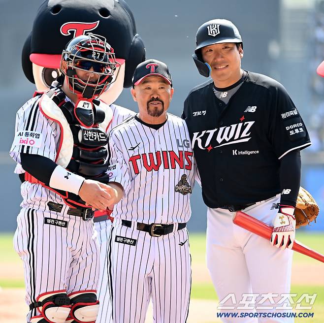 28일 잠실야구장에서 열린 KT와 LG의 개막전. LG 김용일 수석 트레이닝 코치가 시구를 마친 뒤 김현수 박동원과 포즈를 취하고 있다. 잠실=허상욱 기자wook@sportschosun.com/2026.03.28/