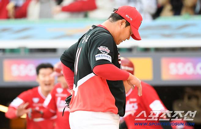 9회말 끝내기 폭투를 허용한 직후 KIA 조상우가 자책하고 있다.