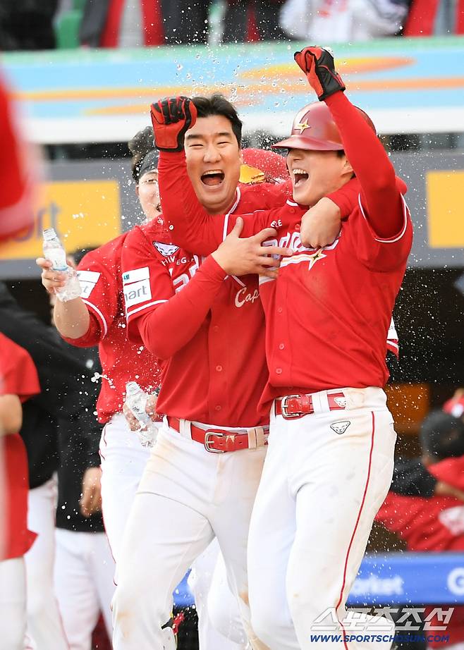 경기를 뒤집은 SSG 오태곤이 환호하고 있다.