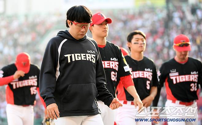 앙현종과 정해영은 굳은 표정으로 경기장을 나섰다.