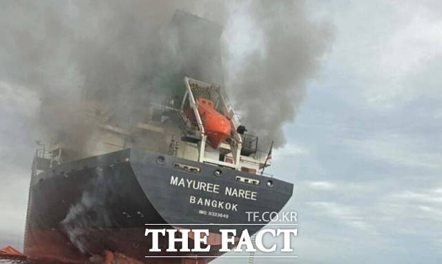 전쟁이 발생한 지 한 달 된 상황에서 호르무즈 해협 통항 여부도 이목이 쏠린다. 사진은 호르무즈 해협을 항해하던 태국 화물선 마유레 나레호가 지난 15일(현지시간) 공격받은 모습. /AP.뉴시스
