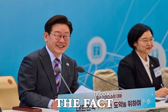 이재명 대통령이 20일 청와대에서 열린 중소기업인과의 대화에서 미소를 짓고 있다. /청와대