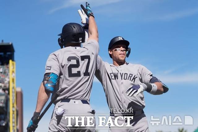 뉴욕 양키스 간판 타자 애런 저지(오른쪽)가 28일(한국시간) 샌프란시스코 자이언츠전에서 6회초 결승 좌월 2점 홈런을 날린 뒤 지안카를로 스탠튼의 환영을 받고 있다. /샌프란시스코=AP.뉴시스