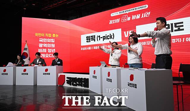 참가자들이 그룹 토론을 하고 있다.