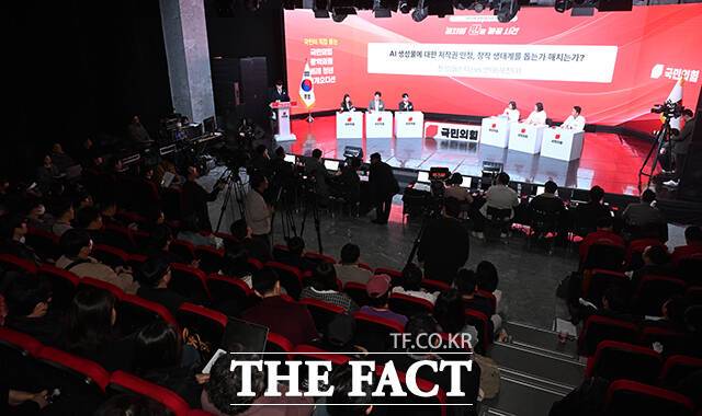 결선 참가자들이 열띤 토론을 벌이고 있다.