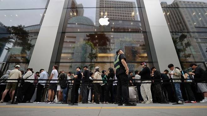 애플의 아이폰17 시리즈 공식 출시일인 지난해 9월19일 서울 중구 애플 명동점 앞에 아이폰을 구매하려는 시민들이 줄을 서 있다. 연합뉴스