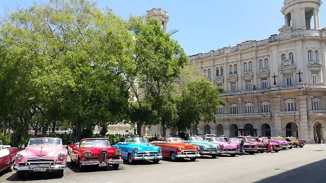 2016년 쿠바 아바나 시내에서 흔히 볼 수 있었던 쿠바의 명물 '클래식카' 행렬들. 10년 뒤인 2026년에는 자취를 감춘 모습이었다. /박국희 특파원