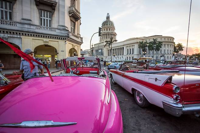 지난 2022년 1월 2일 쿠바 하바나시 중앙공원앞에 많은 올드카가 주차되어 있다./ 게티이미지코리아