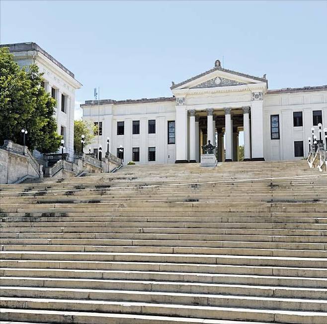 카스트로 모교도 문 닫아  텅 비어 있는 쿠바 아바나대학교 캠퍼스. 연료 부족으로 학생들의 등교가 어려워져 학교가 잠정 폐쇄됐다. /박국희 특파원