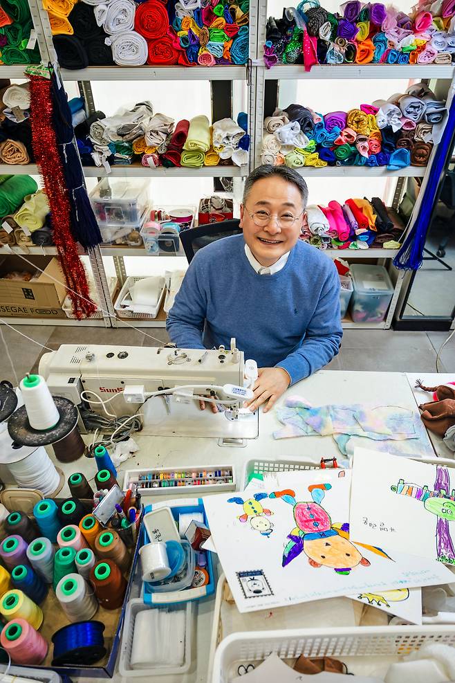 지난해 ‘나만의 인형’을 만들어 달라는 그림 편지 900여 통 가운데 실제 인형으로 제작된 것은 91개였다. 모든 과정이 수작업이기 때문이다. 박성일 대표는 “정성은 유지하면서 더 많은 아이들에게 인형을 줄 수 있는 방법을 모색 중”이라며 “뜻 맞는 기업과 협업하는 방법, 실버 세대 자원봉사자분들을 ‘명예 고마저씨’로 모시는 방법 등을 고민하고 있다”고 했다. /이건송 영상미디어 기자